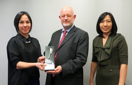 CBRE Thailand won a Silver award for the Online Advertising and Marketing category for its website www.cbre.co.th from the Summit International Awards.  The award is presented to David Simister (center), Chairman of CBRE Thailand.