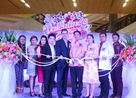 Mayor Itthiphol Kunplome (4th right), Richard Margo (5th right), Resident Manager at Amari Orchid Pattaya, and Theeraporn Jitnawa (3rd right), general manger of Central Festival Pattaya Beach, cut the garland opening Valentine’s Day 2014: Love Destination, with guests at Central Festival Pattaya Beach.