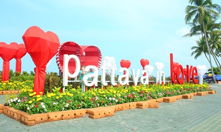 The intersection of Central and Beach Road was decorated in red and white with a “Pattaya in Love” banner hoisted so tourists could take photos for Valentine’s Day. 