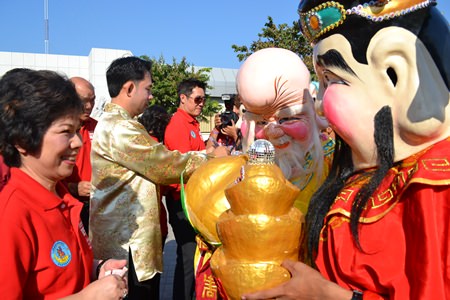 Mayor Itthiphol Kunplome distributes “ang-pao” money envelopes to the Lao Si performers.