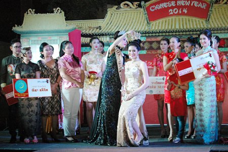 Miss Qipao 2013 Sripatsorn Buasuang awards her crown to Miss Qipao 2014 Getmoli Rojanapradit.