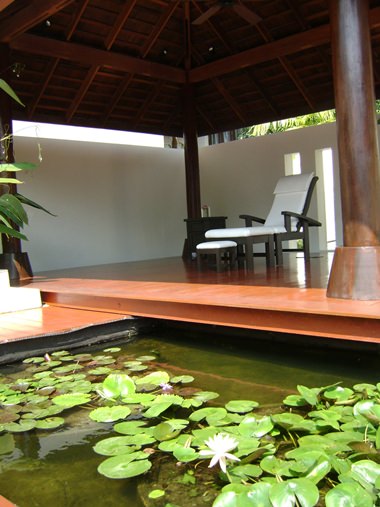 The luxurious treatment areas are set between pristine lotus ponds and spanned by natural wooden walkways.