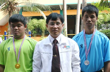 Supamit presented medals to the winning athletes.