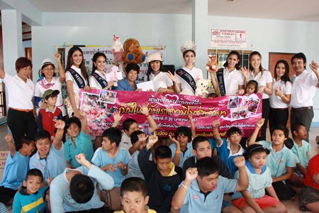 November’s Miss Mimosa Queen transvestite beauty pageant winners provided lunch for children at Plutaluang’s Ban Khru Boonchu House.