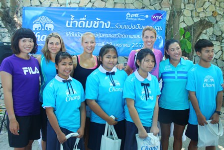 The children are excited to meet international tennis stars (from left) Chia-Jung Chuang from Chinese Taipei, Olga Savchuk from Ukraine, Valeria Solovyeva from Russia, Paula Kania from Poland and Thailand’s own Tammy Tanasugarn.