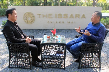 Songkran Issara (right) chats with Chiang Mai Mail’s General Manager Peerasan Wongsri about his company’s new development in Chiang Mai.