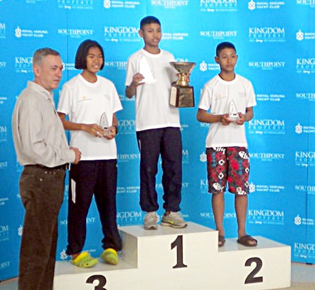 Nigel Cornick (left), CEO of Kingdom Property, presents prizes to Suthon Yampinid, Voravong Rachrattanaruk and Kamonchanok at the conclusion of the 2-day regatta.