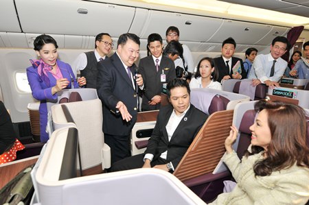 Danuj Bunnag (holding microphone), THAI Executive Vice President, Products & Customer Services, conducts a briefing on THAI’s new passenger cabin with design based on the Thai Contemporary Concept that facilitates passenger inflight comfort with the ease of new modern technology in a relaxing atmosphere.