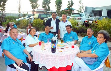PDG Peter Malhotra (left) and PDG Premprecha Dibbayawan pose with members of the Rotary Club of Pattaya.