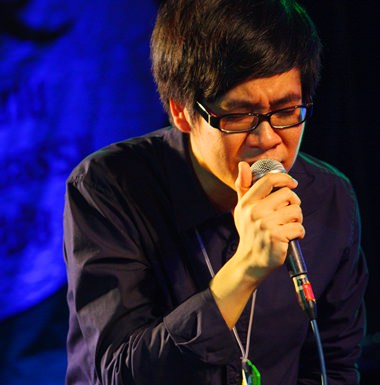 Sirasak Ittipolpanit sings his hit song, ‘Thaen Jai’ (My heart for you), amidst the applause.