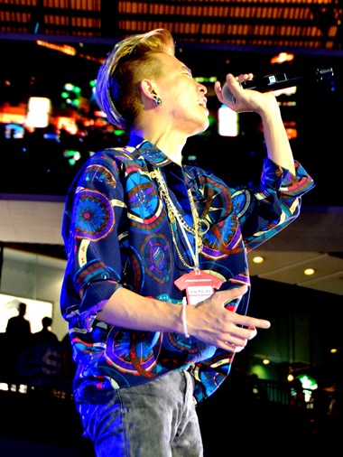 Rattana “Na” Janthraprasit, the lead singer and lead guitarist from Polycat, sings ‘Mua Thur Sang Ma’ (When you call my name).