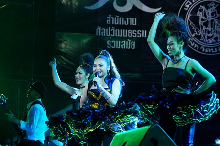 Taktaen Chollada sings ‘Laek Jai Kho Bur’ (Heart for phone number), her final number.
