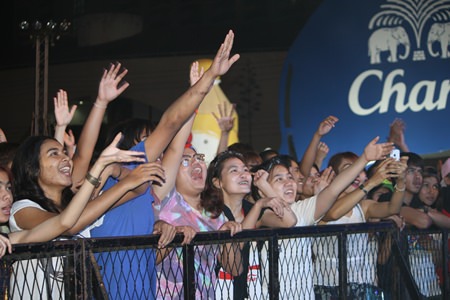 Thaitanium fans hold their hands high and dance to ‘Kuan Teen’ (Teasing teen).