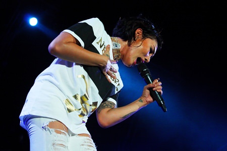 Da Endorphin shows the power of her voice singing ‘Ying Roo Juk Ying Rak Thur’ (The more I know you, more I love you) as her opening performance on the orange stage.