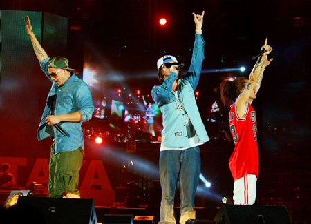 Thaitanium interacting with fans.