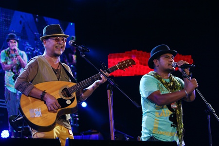 The Ko-khai and Mr. Son band thrill their fans.