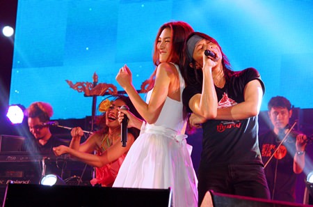 Pancake, the popular actress, performs with Pee Saderd their hit song ‘Jee Hoi’ (Roasting shell).