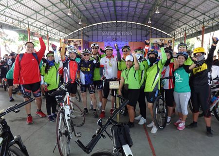 Chatchawan Supachayanont (4th left), general manager of Dusit Thani Hotel, Pattaya, inspires the Dusit Bike Club to participate in ‘Bike Week’.