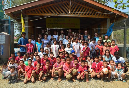 Regents’ students join the Baan Huay Sapad School for a group photo.