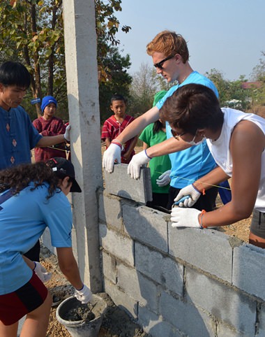 Regents’ students add another block to the new canteen at Baan Huay Sapad School.