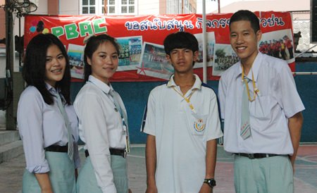 Phiromporn Klangsena (2nd left), shown here with her friends, is a freshman studying Accounting at Pattaya Business Administration College (PBAC).