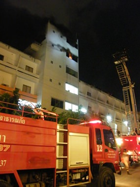 Pattaya’s fire brigade works to extinguish the blaze atop the Apex Hotel on Second Road.