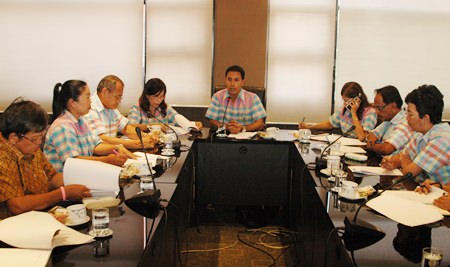 Pattaya Cultural Council President Mana Yapracom leads the planning meeting.