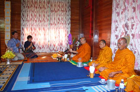 Diana Group MD Sopin Thappajug (2nd left) prays with monks from Nongprue Temple.