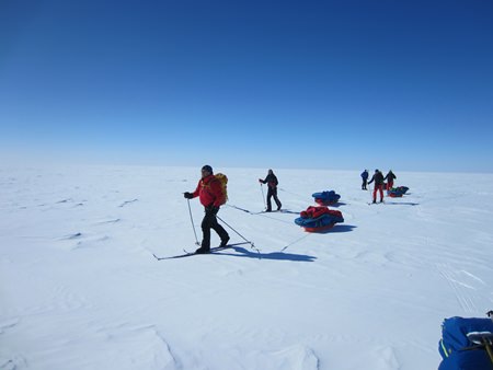 Sjur Mordre from Oslo leads the 6 man troop across Greenland. (Photo: Jon Birger Skjaerseth, Oslo, Norway)
