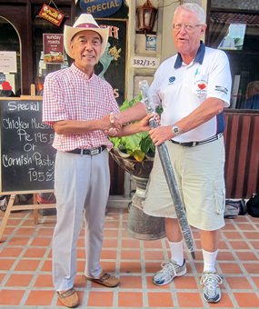 Dick Warberg (right) presents the MBMG Group Golfer of the Month award to Mashi Kaneta.