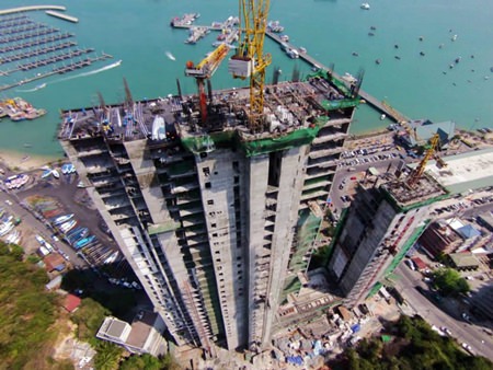 Construction work on the building has now reached the 35th floor, with additional floors being added at the rate of one every 4 days. (Photo courtesy Tulip Group Thailand) 