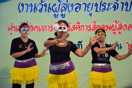 Who are those masked women?  Why, it’s the Sattahip Apakornkiathiwong Hospital Elders Club Dancers impressing their fans.