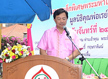 Wittaya Kunplome, president of the Chonburi Provincial Council, presents the official opening speech.
