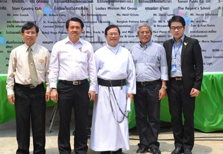 (From 2nd left to right) Surat Mekavarakul, CEO of the Mike Shopping Mall, Fr. Michael Picharn Jaiseri, President of the Father Ray Foundation, Chucheep Saisawat, president of the Redemptorist school’s sponsorship committee and Rattanachai Sutidechanai, City Council member region 2 stand before the opening ceremony banner.