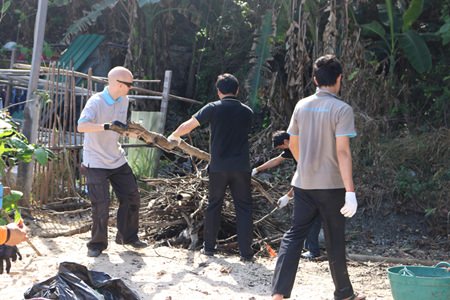Hotel staff and Green Pattaya volunteers cleaning.