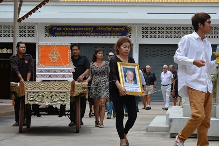 Many of Richard’s old friends and students gathered to pay their last respects at the 22nd April cremation held at Wat Chaimongkol.