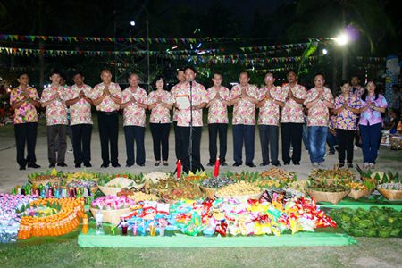 Mayor Itthiphol Kunplome (center) presides over the opening of the Naklua Rice Festival at Lan Pho Public Park.