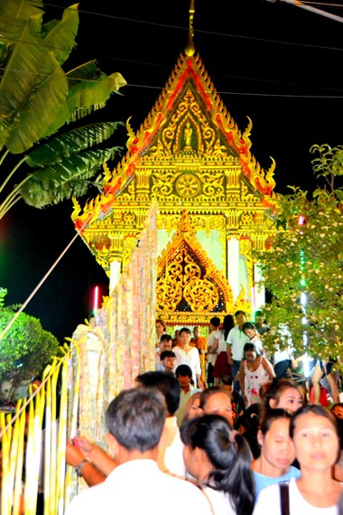 Citizens arrive for the Wien Thien ceremony in front of Wat Bunsamphan’s sermon hall, Soi Khao Noi.
