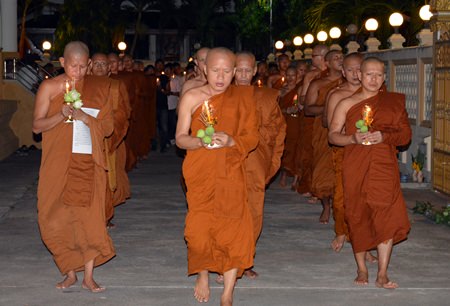 Phra Khru Vimol Thammakit, abbot of Wat Chonglom Naklua, and monks lead the Wien Thien walk.