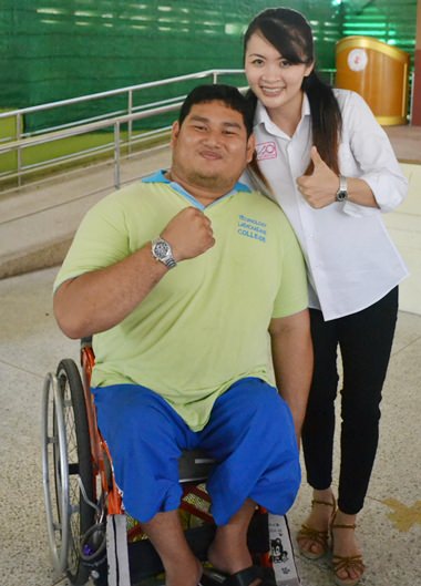 Prapawadee meets Prakit Thongsang, a fellow gold medal weightlifter.