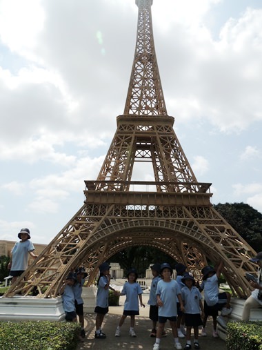 Students take a look at the Eiffel Tower.