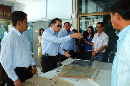 Banglamung District Chief Sakchai Taengho (second left) instructs authorities to protect public property.