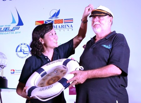 Supatra Angkavinijwong, Deputy Managing Director of Ocean Property Co., Ltd., (left) bestows an admiral’s cap on Bill Gasson to mark the TOG Regatta founder’s final year in charge of the event. (Photo/TOG Regatta)
