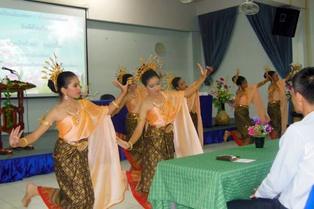Young Thai dancers entertain the guests.