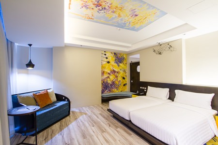 The hotel’s 268 guestrooms are all tastefully decorated and provide plenty of living space.