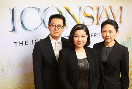 Chadatip Chutrakul, CEO of Siam Piwat Co., Ltd., (center), Tipaporn Chearavanont, CEO, Magnolia Quality Development Corporation Ltd.,(right) and Narong Chearavanont, Senior Executive Assistant to Chairman of Charoen Pokphand Group Co., Ltd., (left) pose for a photograph following a press meeting to announce the naming of ICONSIAM.