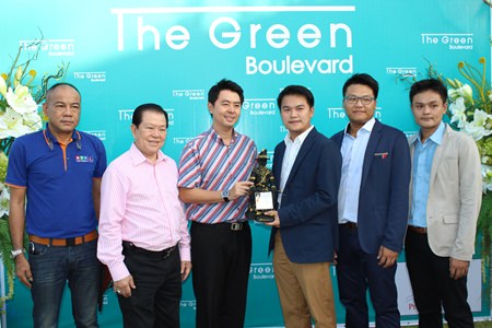Poramet Ngampichet (3rd left) and Santsak Ngampichet (2nd left) congratulate executives from developer BS Property and architects PPA Power Group on the Green Boulevard Condominium opening its doors for bookings.