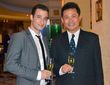 Hugo Acket (left), Sales Manager of Vanichwathana, and Suchart Suksawad (right), Beverage Manager of the Royal Cliff Hotels Group.