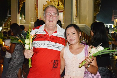 Naphaphorn brings her expat husband to the wien thien ceremony.
