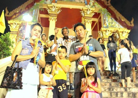 At Wat Phothisamphan, families came for the ‘wien thien’ ceremony on this important Buddhism day.
